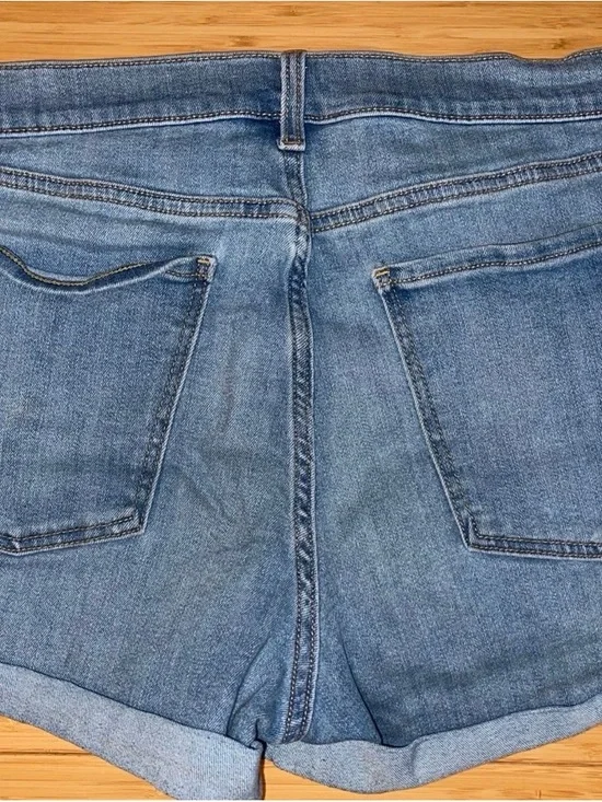 Old Navy Mid Rise Short - Picture 3 of 3